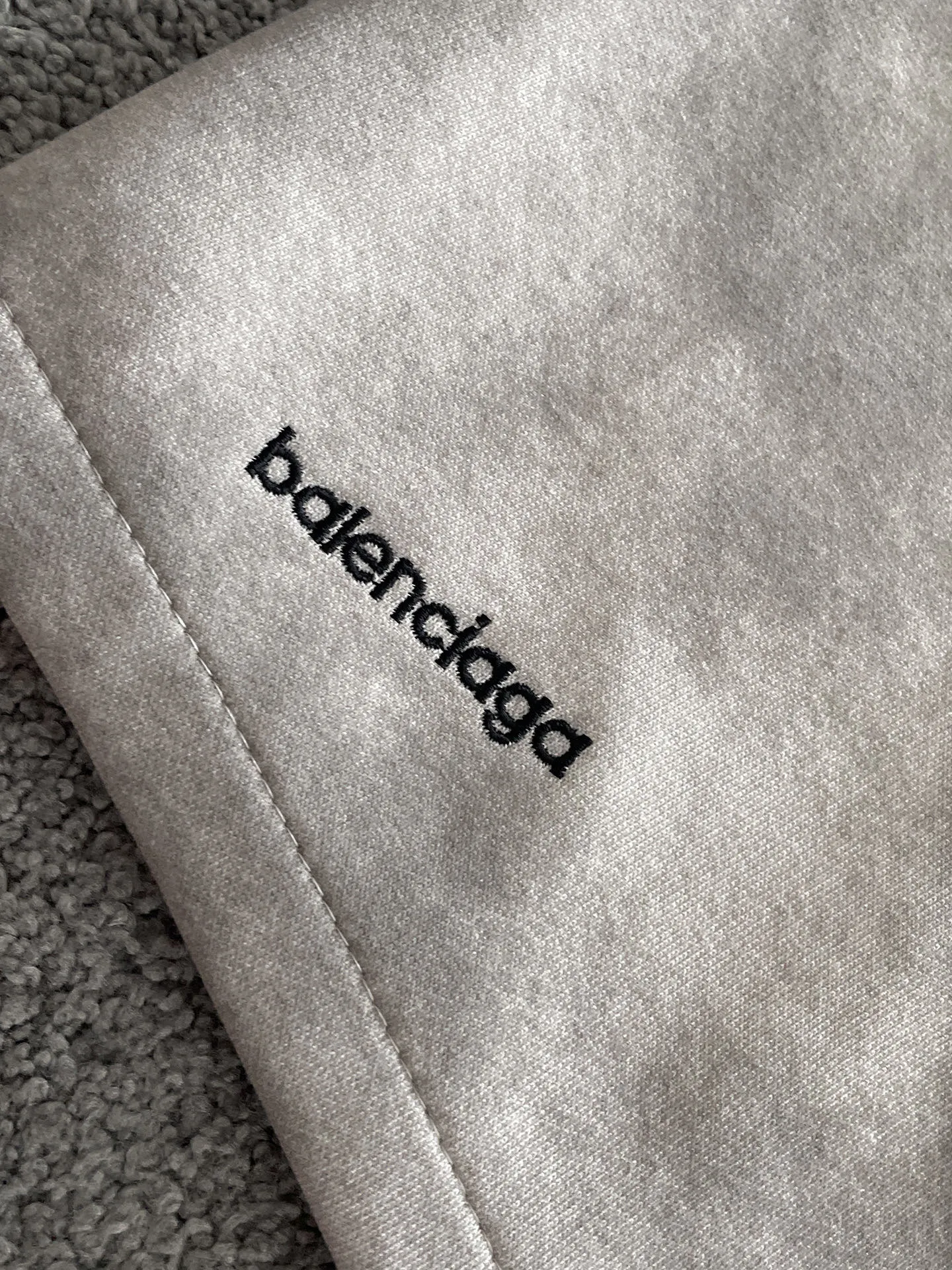 Balenciaga's three-standard complete 2026 summer New Arrival men's casual shorts, advanced custom-made Breathable fabric, Breathable fabric, extremely stretchy and comfortable, impeccable details, top-grade accessories, original logo design concept, delicate and soft feel! The upper body fit is awesome! Size: M-XXXL Please state your height and weight when ordering